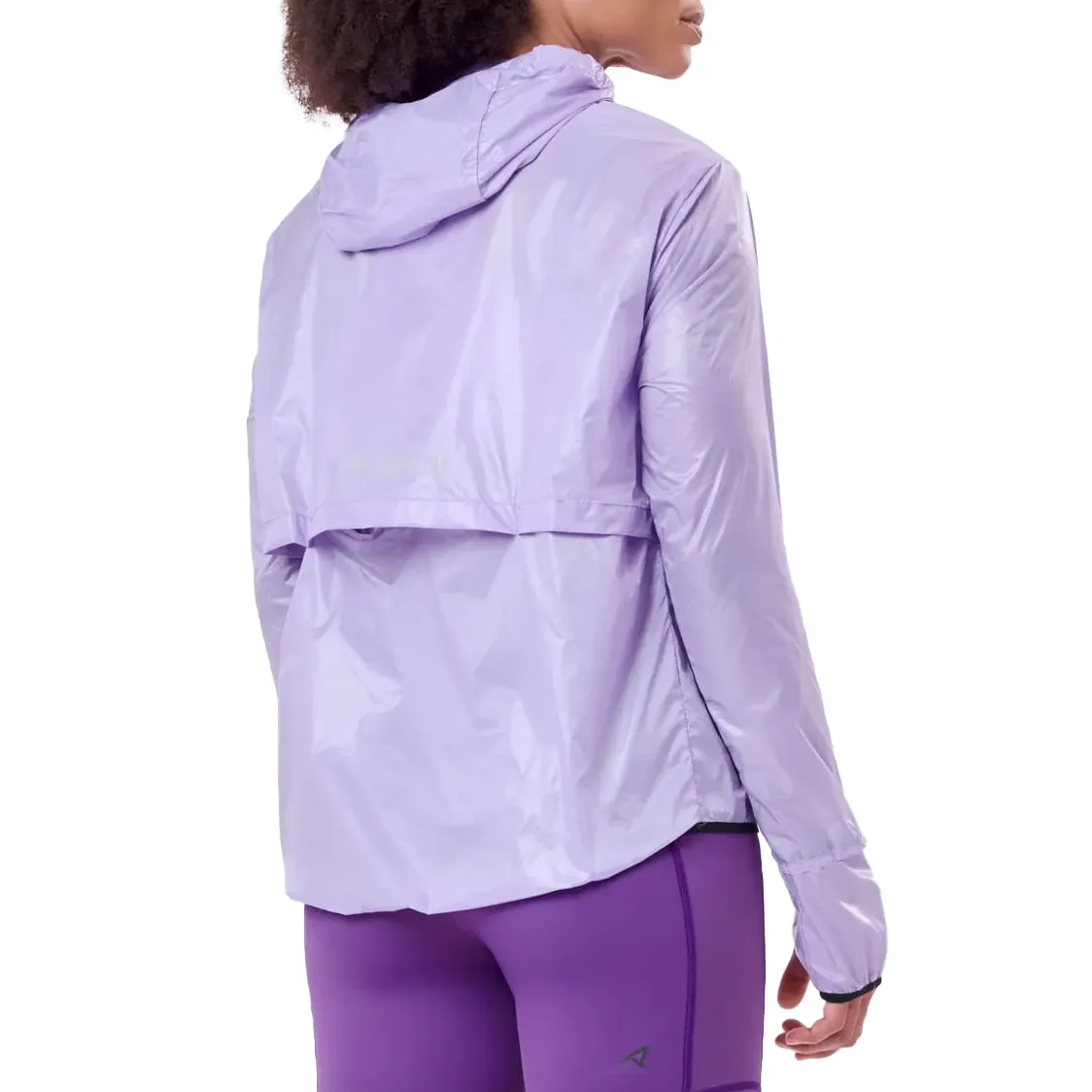 Jaqueta feminina lilás Authen com zíper refletivo e logo da marca em destaque, mostrando detalhes do capuz e bolso lateral